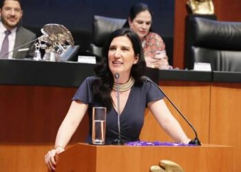La senadora del PÁN por la Ciudad de México Kenia López se destapó por la candidatura de la oposición para la elección del 2024 este lunes en la llamada conferencia “contramañanera”.