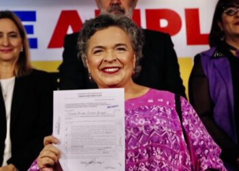 Mensaje Político Alejandro Lelo de Larrea Cierto, es la única persona que ha respondido tres Informes de Gobierno: uno al presidente Luis Echeverría, en 1976, y dos a Vicente Fox, en 2001 y 2002; que ha sido diputada local y federal en 4 ocasiones; gobernadora, senadora, subsecretaria de Estado, dirigente campesina. Nadie le quita esos méritos. Pero como candidata ha perdido las dos ocasiones en que tuvo una competencia real. Fue por la Jefatura de Gobierno del Distrito Federal en 2006 y 2012. Hablamos de Beatriz Paredes, quien hace unos días se jactó que le va ganando a los demás aspirantes del Frente Amplio por México, que conforman PAN, PRI y PRD, por lo que considera va muy bien rumbo a la candidatura presidencial de ese bloque opositor. “Yo voy arriba en las encuestas ella (Xóchitl) lo reconoció en un programa con Joaquín, no tengo que rebasar a nadie”, respondió a un cuestionamiento. Esta expresión, en el mejor de los casos, sólo ella se la cree. Paredes quedó en tercer lugar en los comicios de 2006, que ganó vía el PRD quien hoy es corcholata de Morena, Marcelo Ebrard, con el 46.3% de los votos. En segundo sitio quedó Demetrio Sodi, por el PAN, con el 27.2%. Y ella en tercero, con apenas el 21.5% de los sufragios, como abanderada del PRI-PVEM. En 2012 mejoró la posición de Paredes al quedar en segundo lugar, aunque su porcentaje disminuyó y también perdió votos. A diferencia de 2006, que rebasó la barrera del millón, esta vez estuvo por debajo, a pesar de que ese año el candidato presidencial Enrique Peña levantó a la candidata en la capital. El ganador, Miguel Ángel Mancera sumó el 63.5% de los votos, mientras que ella menos de la tercera parte, con 19.7%. En realidad, Paredes nunca en su vida ha ganado una elección en que tenga competencia enfrente. Las dos últimas ocasiones que fue diputada federal, llegó por la vía plurinominal, lo mismo que senadora, cargo que ocupa actualmente. Cuando obtuvo la mayoría en el proceso electoral para la gubernatura de Tlaxcala fue en 1987, tiempos en que el PRI ganaba sin importar quién fuera su candidata o candidato. Lo mismo cuando fue diputada en 1975, en 1978 y 1985. Aunque Paredes diga hoy que está por encima de Xóchitl Gálvez en las preferencias, en realidad encuestas serias la ubican en el mejor de los casos en el cuarto lugar, por debajo de la hidalguense –quien es la puntera–; de Santiago Creel (segundo sitio) y Enrique de la Madrid (tercero). A la mejor es por eso que le regateó respaldo a Xóchitl el viernes pasado cuando el presidente López Obrador se lanzó contra ella. “Se arremete una vez más contra una opositora en la mañanera. Para acusar hay que probar. ¡Que no haya acusaciones falsas! ¡Que se respete a la oposición! Yo tengo confianza en la honorabilidad de mis colegas”, dijo de manera impersonal en Twitter. Distinta la postura de Creel: “presidente, aparte de su misoginia, es una cobardía atacar a @XochitlGalvez con mentiras y hacerlo con recursos del gobierno desde Palacio Nacional. En el Frente, si se mete con una, se mete con todos. No haga berrinche: en 2024 vamos a decirle #AdiósAndrés”. Y De la Madrid: ¡Inaceptables los ataques a @XochitlGalvez por parte del presidente y su gobierno por el sólo hecho de querer construir, junto con muchos otros, un México de oportunidades y detener el desastre del gobierno de Morena. Venceremos. Mi solidaridad y afecto”. Beatriz Paredes puede gran historial político, pero nunca ha sido buena candidata. Pinta, en el mejor de los casos, para el cuarto lugar entre los del Frente. Lo veremos.