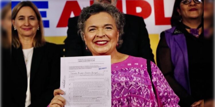 Mensaje Político Alejandro Lelo de Larrea Cierto, es la única persona que ha respondido tres Informes de Gobierno: uno al presidente Luis Echeverría, en 1976, y dos a Vicente Fox, en 2001 y 2002; que ha sido diputada local y federal en 4 ocasiones; gobernadora, senadora, subsecretaria de Estado, dirigente campesina. Nadie le quita esos méritos. Pero como candidata ha perdido las dos ocasiones en que tuvo una competencia real. Fue por la Jefatura de Gobierno del Distrito Federal en 2006 y 2012. Hablamos de Beatriz Paredes, quien hace unos días se jactó que le va ganando a los demás aspirantes del Frente Amplio por México, que conforman PAN, PRI y PRD, por lo que considera va muy bien rumbo a la candidatura presidencial de ese bloque opositor. “Yo voy arriba en las encuestas ella (Xóchitl) lo reconoció en un programa con Joaquín, no tengo que rebasar a nadie”, respondió a un cuestionamiento. Esta expresión, en el mejor de los casos, sólo ella se la cree. Paredes quedó en tercer lugar en los comicios de 2006, que ganó vía el PRD quien hoy es corcholata de Morena, Marcelo Ebrard, con el 46.3% de los votos. En segundo sitio quedó Demetrio Sodi, por el PAN, con el 27.2%. Y ella en tercero, con apenas el 21.5% de los sufragios, como abanderada del PRI-PVEM. En 2012 mejoró la posición de Paredes al quedar en segundo lugar, aunque su porcentaje disminuyó y también perdió votos. A diferencia de 2006, que rebasó la barrera del millón, esta vez estuvo por debajo, a pesar de que ese año el candidato presidencial Enrique Peña levantó a la candidata en la capital. El ganador, Miguel Ángel Mancera sumó el 63.5% de los votos, mientras que ella menos de la tercera parte, con 19.7%. En realidad, Paredes nunca en su vida ha ganado una elección en que tenga competencia enfrente. Las dos últimas ocasiones que fue diputada federal, llegó por la vía plurinominal, lo mismo que senadora, cargo que ocupa actualmente. Cuando obtuvo la mayoría en el proceso electoral para la gubernatura de Tlaxcala fue en 1987, tiempos en que el PRI ganaba sin importar quién fuera su candidata o candidato. Lo mismo cuando fue diputada en 1975, en 1978 y 1985. Aunque Paredes diga hoy que está por encima de Xóchitl Gálvez en las preferencias, en realidad encuestas serias la ubican en el mejor de los casos en el cuarto lugar, por debajo de la hidalguense –quien es la puntera–; de Santiago Creel (segundo sitio) y Enrique de la Madrid (tercero). A la mejor es por eso que le regateó respaldo a Xóchitl el viernes pasado cuando el presidente López Obrador se lanzó contra ella. “Se arremete una vez más contra una opositora en la mañanera. Para acusar hay que probar. ¡Que no haya acusaciones falsas! ¡Que se respete a la oposición! Yo tengo confianza en la honorabilidad de mis colegas”, dijo de manera impersonal en Twitter. Distinta la postura de Creel: “presidente, aparte de su misoginia, es una cobardía atacar a @XochitlGalvez con mentiras y hacerlo con recursos del gobierno desde Palacio Nacional. En el Frente, si se mete con una, se mete con todos. No haga berrinche: en 2024 vamos a decirle #AdiósAndrés”. Y De la Madrid: ¡Inaceptables los ataques a @XochitlGalvez por parte del presidente y su gobierno por el sólo hecho de querer construir, junto con muchos otros, un México de oportunidades y detener el desastre del gobierno de Morena. Venceremos. Mi solidaridad y afecto”. Beatriz Paredes puede gran historial político, pero nunca ha sido buena candidata. Pinta, en el mejor de los casos, para el cuarto lugar entre los del Frente. Lo veremos.