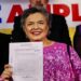 Mensaje Político Alejandro Lelo de Larrea Cierto, es la única persona que ha respondido tres Informes de Gobierno: uno al presidente Luis Echeverría, en 1976, y dos a Vicente Fox, en 2001 y 2002; que ha sido diputada local y federal en 4 ocasiones; gobernadora, senadora, subsecretaria de Estado, dirigente campesina. Nadie le quita esos méritos. Pero como candidata ha perdido las dos ocasiones en que tuvo una competencia real. Fue por la Jefatura de Gobierno del Distrito Federal en 2006 y 2012. Hablamos de Beatriz Paredes, quien hace unos días se jactó que le va ganando a los demás aspirantes del Frente Amplio por México, que conforman PAN, PRI y PRD, por lo que considera va muy bien rumbo a la candidatura presidencial de ese bloque opositor. “Yo voy arriba en las encuestas ella (Xóchitl) lo reconoció en un programa con Joaquín, no tengo que rebasar a nadie”, respondió a un cuestionamiento. Esta expresión, en el mejor de los casos, sólo ella se la cree. Paredes quedó en tercer lugar en los comicios de 2006, que ganó vía el PRD quien hoy es corcholata de Morena, Marcelo Ebrard, con el 46.3% de los votos. En segundo sitio quedó Demetrio Sodi, por el PAN, con el 27.2%. Y ella en tercero, con apenas el 21.5% de los sufragios, como abanderada del PRI-PVEM. En 2012 mejoró la posición de Paredes al quedar en segundo lugar, aunque su porcentaje disminuyó y también perdió votos. A diferencia de 2006, que rebasó la barrera del millón, esta vez estuvo por debajo, a pesar de que ese año el candidato presidencial Enrique Peña levantó a la candidata en la capital. El ganador, Miguel Ángel Mancera sumó el 63.5% de los votos, mientras que ella menos de la tercera parte, con 19.7%. En realidad, Paredes nunca en su vida ha ganado una elección en que tenga competencia enfrente. Las dos últimas ocasiones que fue diputada federal, llegó por la vía plurinominal, lo mismo que senadora, cargo que ocupa actualmente. Cuando obtuvo la mayoría en el proceso electoral para la gubernatura de Tlaxcala fue en 1987, tiempos en que el PRI ganaba sin importar quién fuera su candidata o candidato. Lo mismo cuando fue diputada en 1975, en 1978 y 1985. Aunque Paredes diga hoy que está por encima de Xóchitl Gálvez en las preferencias, en realidad encuestas serias la ubican en el mejor de los casos en el cuarto lugar, por debajo de la hidalguense –quien es la puntera–; de Santiago Creel (segundo sitio) y Enrique de la Madrid (tercero). A la mejor es por eso que le regateó respaldo a Xóchitl el viernes pasado cuando el presidente López Obrador se lanzó contra ella. “Se arremete una vez más contra una opositora en la mañanera. Para acusar hay que probar. ¡Que no haya acusaciones falsas! ¡Que se respete a la oposición! Yo tengo confianza en la honorabilidad de mis colegas”, dijo de manera impersonal en Twitter. Distinta la postura de Creel: “presidente, aparte de su misoginia, es una cobardía atacar a @XochitlGalvez con mentiras y hacerlo con recursos del gobierno desde Palacio Nacional. En el Frente, si se mete con una, se mete con todos. No haga berrinche: en 2024 vamos a decirle #AdiósAndrés”. Y De la Madrid: ¡Inaceptables los ataques a @XochitlGalvez por parte del presidente y su gobierno por el sólo hecho de querer construir, junto con muchos otros, un México de oportunidades y detener el desastre del gobierno de Morena. Venceremos. Mi solidaridad y afecto”. Beatriz Paredes puede gran historial político, pero nunca ha sido buena candidata. Pinta, en el mejor de los casos, para el cuarto lugar entre los del Frente. Lo veremos.