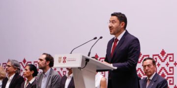 Al cumplir un mes al frente del Gobierno de la Ciudad de México, Martí Batres ofreció un primer informe de labores, en el que destacó la reapertura de 5 estaciones del tramo elevado de la Línea 12 del Metro, las iniciativas de ley que presentó para fusionar las figuras de suelo rural y suelo de conservación en una sola que se denomina suelo de conservación.