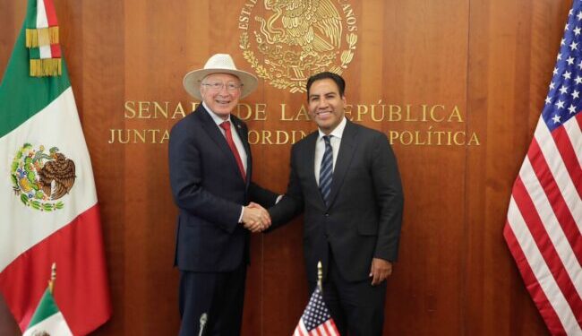Se reúnen Eduardo Ramírez y Ken Salazar en el Senado para afinar la cooperación bilateral México-EU