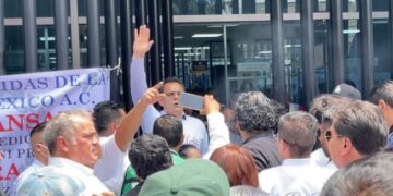 Protestan funerarios con sus carrozas