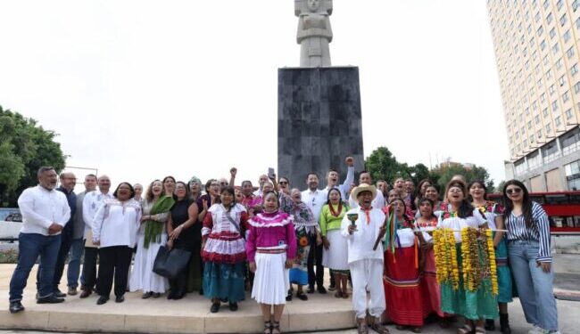 Devela Batres a la Joven de Amajac en Paseo de la Reforma