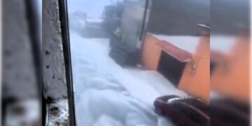 Luego de la atípica lluvia que cayó este día en inmediaciones de Demarcación La Magdalena Contreras, personal de Personal de Protección Civil, Seguridad Ciudadana y la Dirección General de Ecología Y Sustentabilidad de esa Alcaldía se dispusieron de inmediato a trabajar para atender todos los reportes de inundaciones en algunas colonias y pueblos.