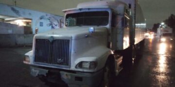 Evitan robo de trailer en la Central de Abasto