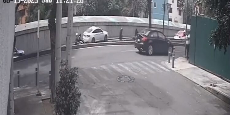 Hombres a bordo de motocicleta balearon a dos tripulantes de un auto Honda en carriles del Viaducto, en la alcaldía Cuauhtémoc de la Ciudad de México, dejando una persona muerta.