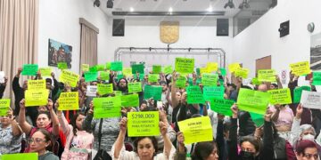 Acusan de un absurdo a los dos principales líderes la organización llamada “Yo también soy víctima de la Línea 12”, Alina Vázquez y Armando Bravo, sólo para frenar el movimiento que encabezan en demanda de una indemnización por los daños que han sufrido, atribuibles al Gobierno capitalino. FOTO: Especial