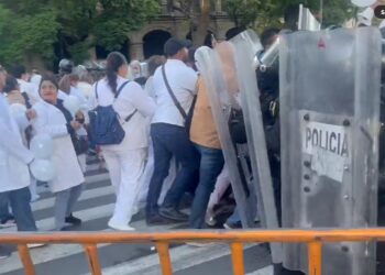Ayer, granaderos de Batres y Harfuch retuvieron a los salvadores de vidas para evitar que se manifestaran frente a las puertas de Palacio Nacional. FOTO: Tomada del video X ATLANTIS @ricardovitela