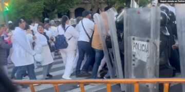 Ayer, granaderos de Batres y Harfuch retuvieron a los salvadores de vidas para evitar que se manifestaran frente a las puertas de Palacio Nacional. FOTO: Tomada del video X ATLANTIS @ricardovitela