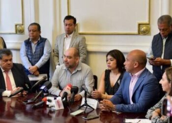 Diputados de oposición en el Congreso de la Ciudad de México se sumaron al “reclamo enérgico” de la Unión Nacional de Padres de Familia, que evidenció unos 400 errores en los nuevos libros de texto gratuito que pretender distribuir el Gobierno del presidente Andrés Manuel López Obrador entre alumnos de educación básica de la CDMX. FOTO: PAN Congreso CDMX