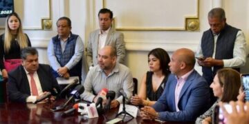 Diputados de oposición en el Congreso de la Ciudad de México se sumaron al “reclamo enérgico” de la Unión Nacional de Padres de Familia, que evidenció unos 400 errores en los nuevos libros de texto gratuito que pretender distribuir el Gobierno del presidente Andrés Manuel López Obrador entre alumnos de educación básica de la CDMX. FOTO: PAN Congreso CDMX