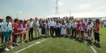 De un tiradero de basura pasó a ser un espacio de recreación, esparcimiento y actividades deportivas para los habitantes de la zona oriente de la capital, con una inversión que suma en sus tres etapas, más de 467 millones de pesos. Y ayer su entrega e inauguración la encabezó el Jefe de Gobierno, Martí Batres Guadarrama. Es en Iztapalapa, se trata de la tercera etapa de la recuperación y transformación del Parque Cuitláhuac.