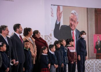 Al encabezar el arranque del Ciclo Escolar 2023-2024 en la escuela "Participación Social No. 2", de la Alcaldía Venustiano Carranza, el jefe de Gobierno Martí Batres informó la entrega de casi 4 millones de libros de texto gratuitos para las niñas y niños que cursan educación básica pública en la Ciudad de México.