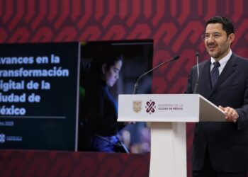 El jefe de Gobierno Martí Batres aseveró que la Ciudad de México tiene el sistema de administración digital más avanzado del país, pues pasó de 10 trámites digitalizados en 2018, a 112 hasta lo que va de 2023. Esta innovación coloca a la capital del país a la vanguardia y permite a los ciudadanos reducir hasta 90% de tiempo para realizarlos. FOTO: Gobierno CDMX