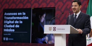 El jefe de Gobierno Martí Batres aseveró que la Ciudad de México tiene el sistema de administración digital más avanzado del país, pues pasó de 10 trámites digitalizados en 2018, a 112 hasta lo que va de 2023. Esta innovación coloca a la capital del país a la vanguardia y permite a los ciudadanos reducir hasta 90% de tiempo para realizarlos. FOTO: Gobierno CDMX