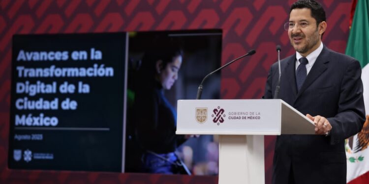 El jefe de Gobierno Martí Batres aseveró que la Ciudad de México tiene el sistema de administración digital más avanzado del país, pues pasó de 10 trámites digitalizados en 2018, a 112 hasta lo que va de 2023. Esta innovación coloca a la capital del país a la vanguardia y permite a los ciudadanos reducir hasta 90% de tiempo para realizarlos. FOTO: Gobierno CDMX