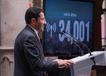 Martí Batres, jefe de Gobierno presumió que con la publicación en la Gaceta de la Ciudad de México la Reforma Constitucional al Artículo 8 que establece que el servicio de internet gratuito, en espacios públicos, ya es un derecho para todas y todos los capitalinos. FOTO: Gobierno CDMX
