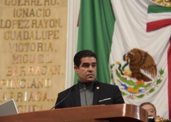 SEP debe vigilar que no se pidan útiles adicionales a las listas oficiales: Johnatan Colmenares