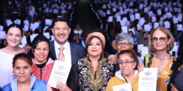 Brugada y Batres entregan vales Mercomuna a familias en Iztapalapa; la meta son 180 mil