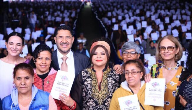 Brugada y Batres entregan vales Mercomuna a familias en Iztapalapa; la meta son 180 mil