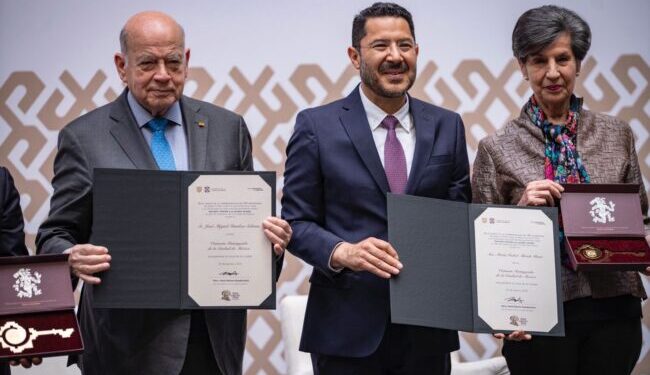 Entrega GCDMX las llaves de la Ciudad a senadores chilenos