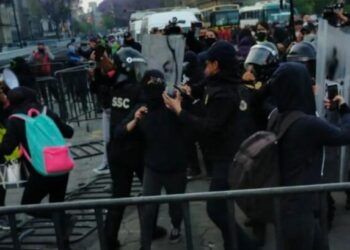 Colectivos se enfrentan con policías de CDMX