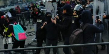 Colectivos se enfrentan con policías de CDMX
