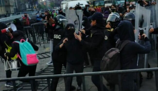 Colectivos se enfrentan con policías de CDMX