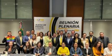 El alcalde de Coyoacán, Giovani Gutiérrez, refuerza sus alianzas políticas y tiene claros sus orígenes. Por eso, hace unos días no vaciló en asistir y estar en primera fila en la reunión Plenaria de los diputados del PRD en el Congreso de la Ciudad de México. FOTO: Giovani Gutiérrez