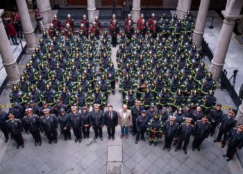 Entrega GCDMX 100 uniformes a Bomberos