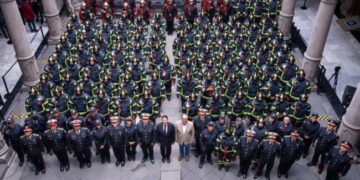 Entrega GCDMX 100 uniformes a Bomberos