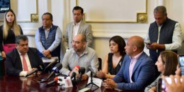 Oposición cierra filas con padres de familia que se oponen a libros de texto  SEP