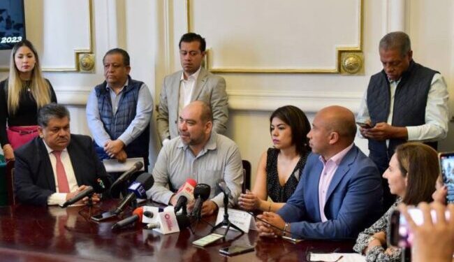 Oposición cierra filas con padres de familia que se oponen a libros de texto  SEP