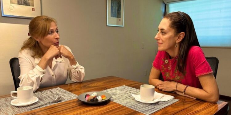 En el contexto del anuncio de los encartes y descartes para competir por la candidatura de Morena a la Jefatura de Gobierno de la Ciudad de México, circula la versión de que la ex secretaria de Economía, Tatiana Clouthier, se inscribiría al proceso de Morena. FOTO X / Sheinbaum