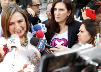 La virtual candidata presidencial del Frente Amplio por México, Xóchitl Gálvez, salió a hacer el trabajo que deberían hacer los políticos de oposición en la capital del país, para señalar los yerros de la Fiscalía General de Justicia de la Ciudad de México. FOTO: X / Xóchitl Gálvez