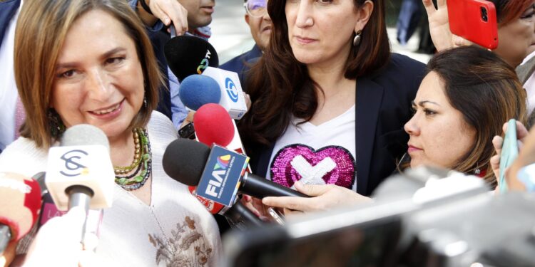 La virtual candidata presidencial del Frente Amplio por México, Xóchitl Gálvez, salió a hacer el trabajo que deberían hacer los políticos de oposición en la capital del país, para señalar los yerros de la Fiscalía General de Justicia de la Ciudad de México. FOTO: X / Xóchitl Gálvez