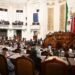 Tan ocupados andan ya en el Congreso de la Ciudad de México, que prácticamente ayer faltó una tercera parte de los legisladores, pues apenas 46 de los 66 que componen la Legislatura estaban presentes cuando aprobaron la reforma que elimina la aberración Constitucional que permitía tener dos Legislaturas activas en agosto de 2024. FOTO: Congreso CDMX