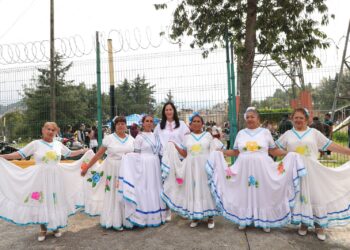 Los espacios públicos deben tener vida y ser utilizados por la ciudadanía para realizar actividades culturales, como la danza y la música, eventos deportivos y, sobre manera, para construir comunidad, afirmó la alcaldesa Lía Limón al encabezar la Primera Muestra Artística Comunitaria en el Teatro al Aire Libre de la colonia Torres de Potrero, que fue rescatado recientemente.