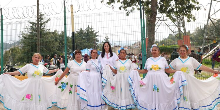 Los espacios públicos deben tener vida y ser utilizados por la ciudadanía para realizar actividades culturales, como la danza y la música, eventos deportivos y, sobre manera, para construir comunidad, afirmó la alcaldesa Lía Limón al encabezar la Primera Muestra Artística Comunitaria en el Teatro al Aire Libre de la colonia Torres de Potrero, que fue rescatado recientemente.