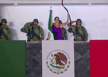 En un ambiente de fiesta y, sobre todo, nacionalista, alrededor de 8 mil vecinas y vecinos de la alcaldía presenciaron la ceremonia del 213 aniversario del Grito de Independencia y lanzaron vivas a los héroes que nos dieron patria.