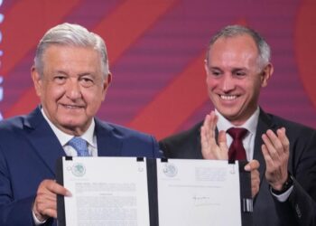 Es una gran noticia que Hugo López Gatell se vaya a inscribir para buscar la candidatura de Morena a la Jefatura de Gobierno de la Ciudad de México, porque por fin el sistema de salud pública del país y todos los mexicanos nos librearemos de este pernicioso funcionario. FOTO: Presidencia