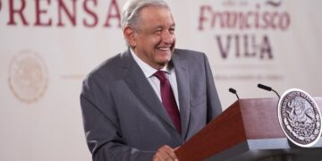 Lo que ayer hizo el presidente Andrés Manuel López Obrador al defender por el caso Ayotzinapa al más firme aspirante de Morena a la candidatura para la Jefatura de Gobierno de la CDMX, Omar García Harfuch, fue frenar el fuego amigo, los ataques de los propios militantes de su partido, de las bases, de los duros que en realidad respaldan a Clara Brugada, la principal competidora del ex jefe de la policía capitalina. FOTO: Presidencia