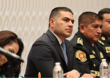 Omar García Harfuch, en su calidad de “comisario general” de la Policía de Proximidad la Ciudad de México sí es un mando policial legalmente reconocido y por lo tanto, si quiere ser candidato a la Jefatura de Gobierno de la Ciudad de México, tiene que hacer efectiva su renuncia a más tardar el próximo sábado. FOTO: X / SSC