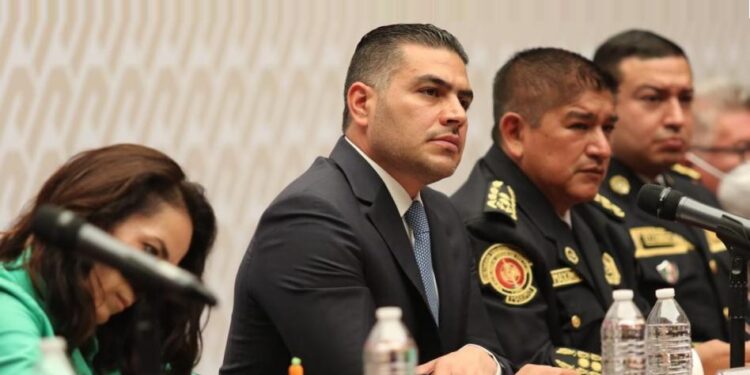 Omar García Harfuch, en su calidad de “comisario general” de la Policía de Proximidad la Ciudad de México sí es un mando policial legalmente reconocido y por lo tanto, si quiere ser candidato a la Jefatura de Gobierno de la Ciudad de México, tiene que hacer efectiva su renuncia a más tardar el próximo sábado. FOTO: X / SSC