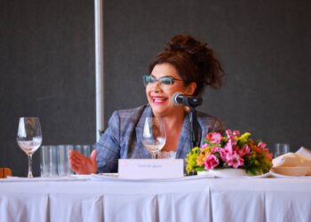 La alcaldesa de Iztapalapa con licencia y aspirante a la candidatura de Morena a la Jefatura de Gobierno, Clara Brugada, negó que ella sea la favorita del presidente Andrés Manuel López Obrador mientras que el ex jefe de la policía, Omar García Harfuch sea el delfín de la virtual candidata presidencial, Claudia Sheinbaum. FOTO: X / Clara Brugada