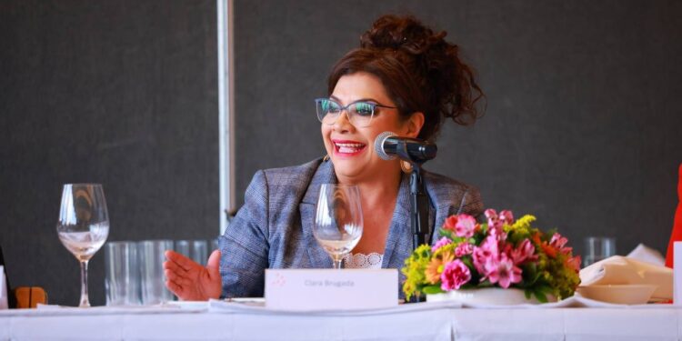 La alcaldesa de Iztapalapa con licencia y aspirante a la candidatura de Morena a la Jefatura de Gobierno, Clara Brugada, negó que ella sea la favorita del presidente Andrés Manuel López Obrador mientras que el ex jefe de la policía, Omar García Harfuch sea el delfín de la virtual candidata presidencial, Claudia Sheinbaum. FOTO: X / Clara Brugada