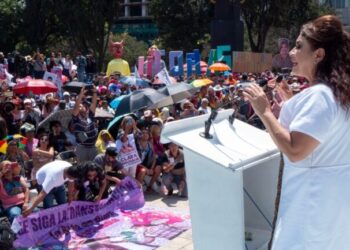 El aspirante de Morena a la Jefatura de Gobierno de la Ciudad de México, Omar García Harfuch, realizó su primer evento de proselitismo político masivo, en espacio abierto, con pobladores de Tláhuac, alcaldía que controla el hoy secretario de Inclusión y Bienestar del Gobierno capitalino, Rigoberto Salgado, uno de los principales aliados del ex jefe de la policía. FOTO: Campaña Harfuch