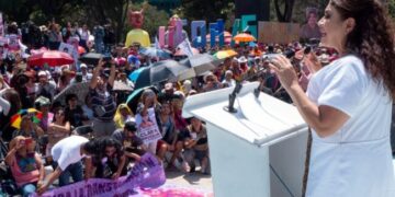 El aspirante de Morena a la Jefatura de Gobierno de la Ciudad de México, Omar García Harfuch, realizó su primer evento de proselitismo político masivo, en espacio abierto, con pobladores de Tláhuac, alcaldía que controla el hoy secretario de Inclusión y Bienestar del Gobierno capitalino, Rigoberto Salgado, uno de los principales aliados del ex jefe de la policía. FOTO: Campaña Harfuch