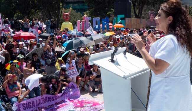 El aspirante de Morena a la Jefatura de Gobierno de la Ciudad de México, Omar García Harfuch, realizó su primer evento de proselitismo político masivo, en espacio abierto, con pobladores de Tláhuac, alcaldía que controla el hoy secretario de Inclusión y Bienestar del Gobierno capitalino, Rigoberto Salgado, uno de los principales aliados del ex jefe de la policía. FOTO: Campaña Harfuch